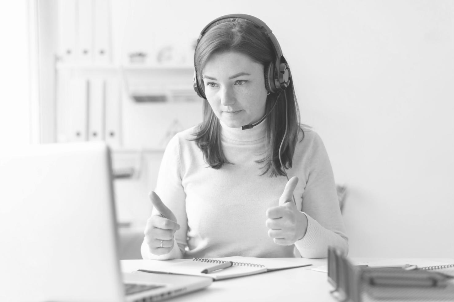 Profesionales trabajando en análisis financiero y planificación económica